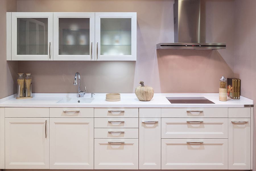 Cocinas blancas rústicas. Ideales para que tu espacio sea acogedor.