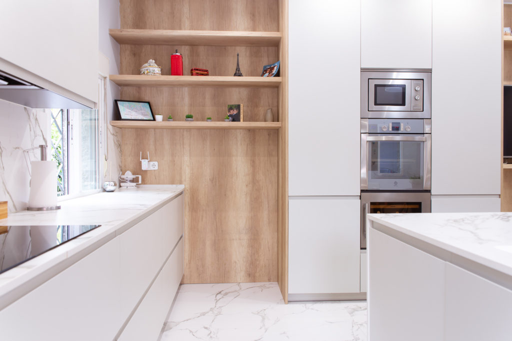 Cocinas Río | Entre el gris hielo y la madera en esta preciosa cocina de Pozuelo