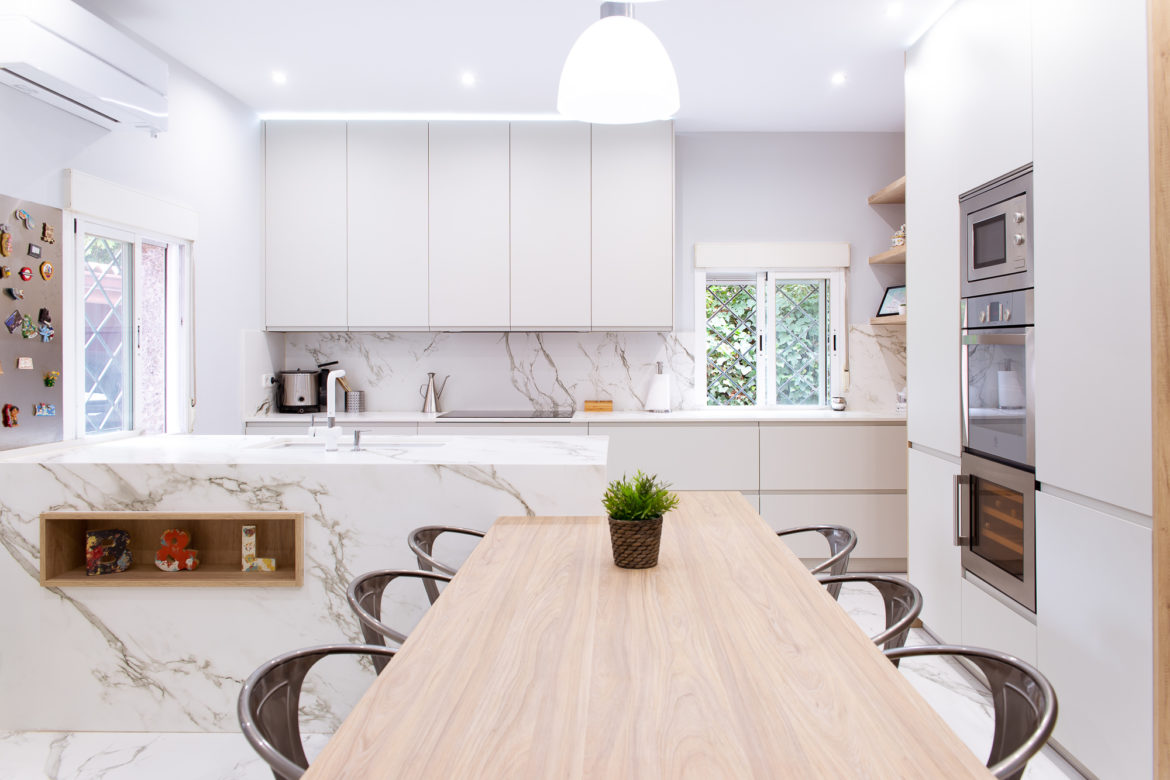 Cocinas Río | Entre el gris hielo y la madera en esta preciosa cocina de Pozuelo